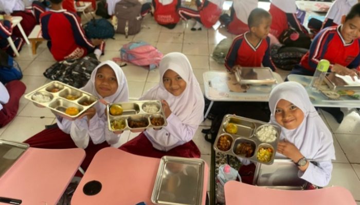 Senyum Bahagia Siswa SDN 100 Dare Bunga Bungae Nikmati Program MBG